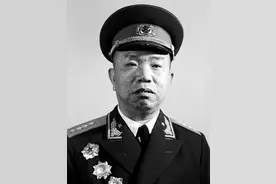 王树声大将重回大别山，挖出红军20年前埋下的宝贝，众人见后落泪图片