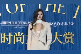 又是红毯！何穗造型风格大胆，秦岚紧身裙吸睛，宋茜黑裙撩人心弦图片