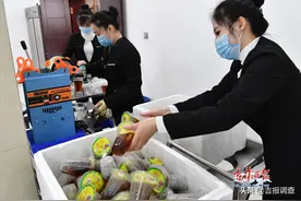为抗击疫情一线员工送上热乎乎盒饭：长白山机关食堂忙碌的一天图片
