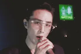 李承铉初舞台惊艳，老婆戚薇被众人羡慕，结婚7年仍被宠成小公主图片