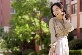 豆沙绿衬衫+米色裤子，穿出夏日的优雅复古风图片