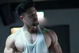 有些男生练出胸肌后，胸肌却出现雌化，平时要注意这三点图片