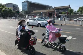 北京电动车头盔涨价卖断货，后备箱、后视镜也热销图片