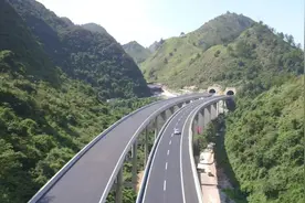 高速限速120，跑到130算违章吗？交警：符合这个标准放心开图片