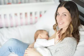 初生婴儿第一口应该喂什么？图片