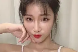 小说：两个年轻的女人就显示出了自己的娇好身材图片