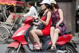 为什么女生“坐摩托”总爱侧着？老司机说出了实情，了解一下图片