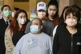 奚梦瑶又“摔”一跤！穿红衣悼念赌王被骂，比维密秀场跌倒更尴尬图片