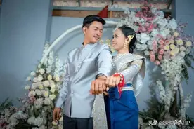 柬埔寨一小伙订婚用瑞尔付彩礼，网友：最好买个数钱机图片