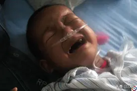 90后夫妻生6个孩子2个夭折，一个6岁不会走路，全家因他陷入困境图片