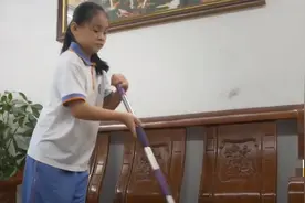 11岁女儿在家像佣人，家务多到做不完，妈妈依旧不满：她烦死了图片