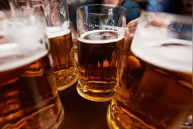 “啤酒肚”因为喝啤酒造成的？啤酒：这个锅我不背图片