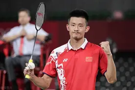 李梓嘉杀球是真猛，但谌龙“霸王杀”更猛，我龙威武，如战神下凡图片
