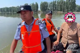 滑县：六旬老人被困泄洪区 民警奋力营救图片