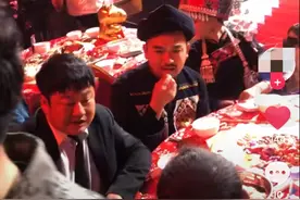 星光大道演出像农村结婚酒席，众人嗑瓜子唠嗑，抢着与于文华合影图片