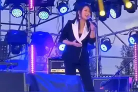 35岁何洁卖力商演，身材发福现场互动无人理，二婚后抚养四个娃图片