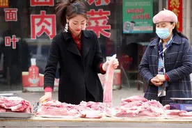 河南“猪肉西施”，30分钟卖完一头猪，顾客上门先问有无对象？图片