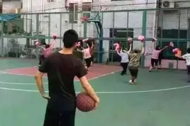 野球场与广场舞的完美融合！网友晒球场照，再也不用和大妈抢地盘图片