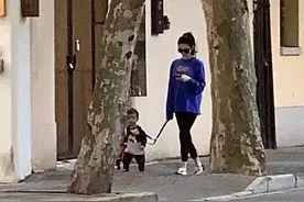 奚梦瑶路边散步被偶遇，边玩手机边溜娃，何广燊样子像极了何猷君图片