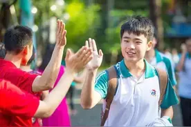 高考查出“0分”，反应过来还开怀大笑，坐等985大学录取图片