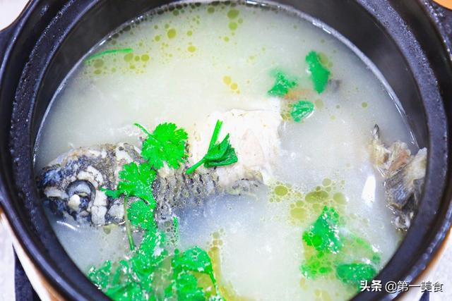 鲫鱼煲汤要去除鱼鳞片