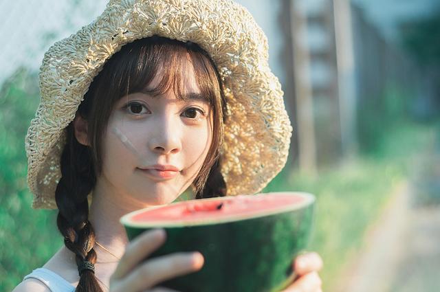 雨纷纷旧故里草木深，我听闻你始终一个人