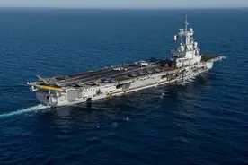 西方老牌海军就这素质？美国核潜艇刚撞完山，法国核航母也出事了图片