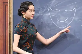 上节目穿高跟鞋太累怎么办？看关晓彤的小心机，网友：女星的心酸图片