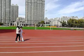 新旧对比看变化：老八区体育场重生之路，从前破败不堪如今高大上图片