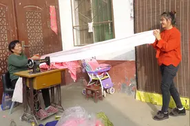 婆婆要给孩子做厚被褥，搬出结婚时的缝纫机，咔嚓咔嚓缝好几个视频封面