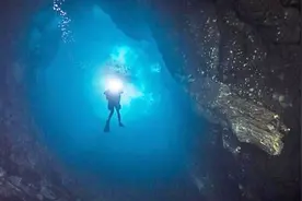 海底暗处出现诡异蓝光，可照亮4米海域，原来是这种生物在喷火视频封面