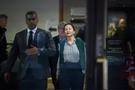 华为大公主穿红裙大气十足！戴脚铐从容又端庄，简直做时尚博主了图片