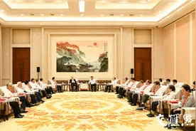 江苏省委向老党员颁发“光荣在党50年”纪念章图片