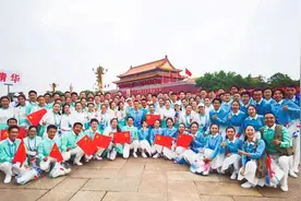 我在天安门广场亲历盛典！海淀人的“七一”故事图片