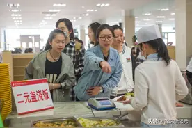 江西公务员晒食堂伙食，5块钱随便吃，还能打包，一般人吃不到图片