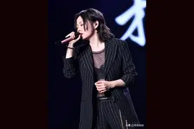 35岁张靓颖太大胆！中年妇女穿“波点透光衫”，这身材谁能把控图片