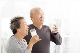 美国人一生喝6吨牛奶！喝牛奶的人和不喝牛奶的人，区别在哪？图片