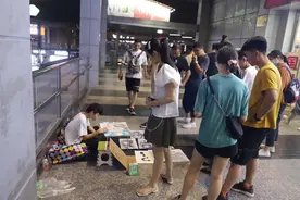 妹妹患重病，13岁哥哥顶38℃高温街头卖画筹医药费图片