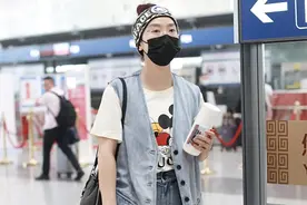 "凤凰传奇"的玲花太有生活气，素颜出镜好显嫩，和台上差别好大图片