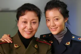 老戏骨王丽云和女儿车晓近照，车晓从小养尊处优花钱如流水图片