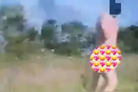 辣眼睛！英国男子不着寸缕，赤身在2名少女面前摇晃，炫耀身姿图片