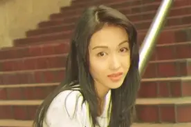 年轻黎姿太美了，穿格子西装减龄复古，气质好到让人羡慕图片