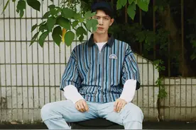 李现活动写真，条纹印花polo衫叠穿白色长袖T恤，演绎街头少年感图片