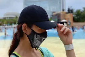 蔡少芬带9个月大的儿子玩水，鱼蛋正脸曝光，如翻版“小张晋”图片