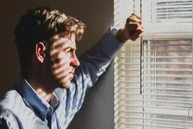 熬不下去的时候，不妨读读东野圭吾的《解忧杂货店》图片