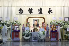 金牌监制卫世辉猝死，TVB老板冒着台风现身丧礼，汪明荃送花圈图片