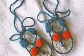 新手妈妈用毛线给萌娃编织凉鞋，这样的好受益！大妈看见都称赞图片