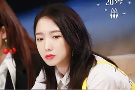火箭少女海边美照，孟美岐穿淡黄色长裙，吴宣仪穿格纹吊带裙！图片