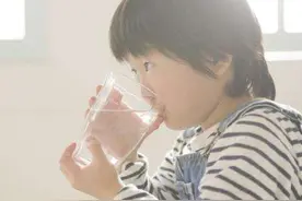 4岁女儿幼儿园放学后，苦苦哀求“我喝水行吗”，真相让妈妈心痛图片