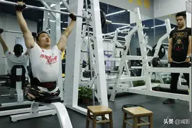 他双腿高位截肢，板凳当腿成健身教练，小时候是别人眼中的怪物图片